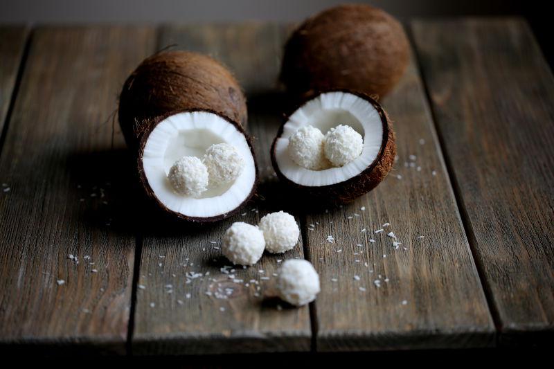 木桌上的椰子与自制椰子糖