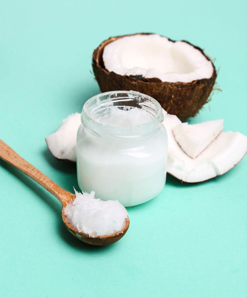 蓝色桌子上的椰子壳和美味椰子制品