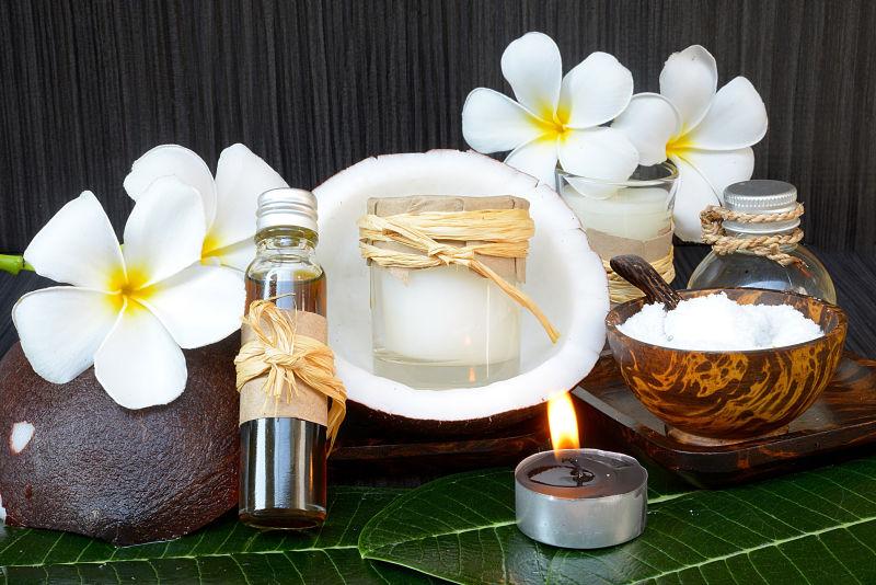 深色木制背景下的椰子制品