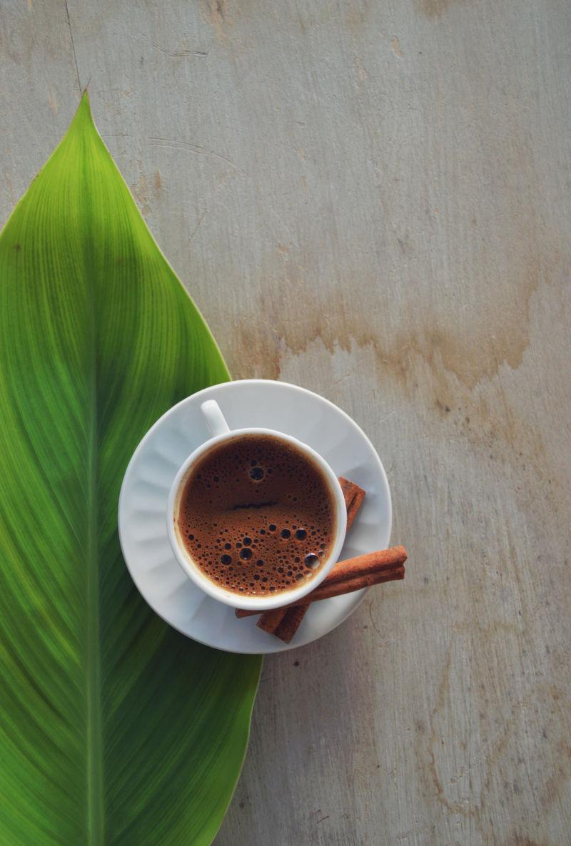 咖啡和树叶