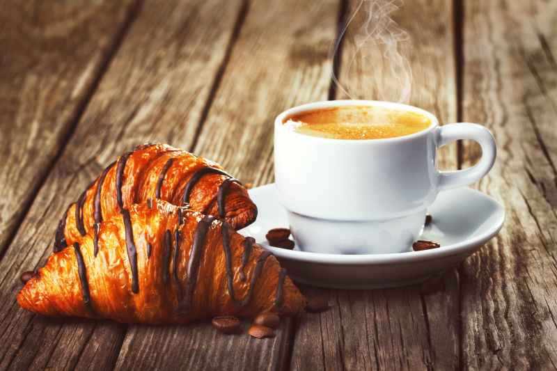 巧克力味的牛角包与咖啡