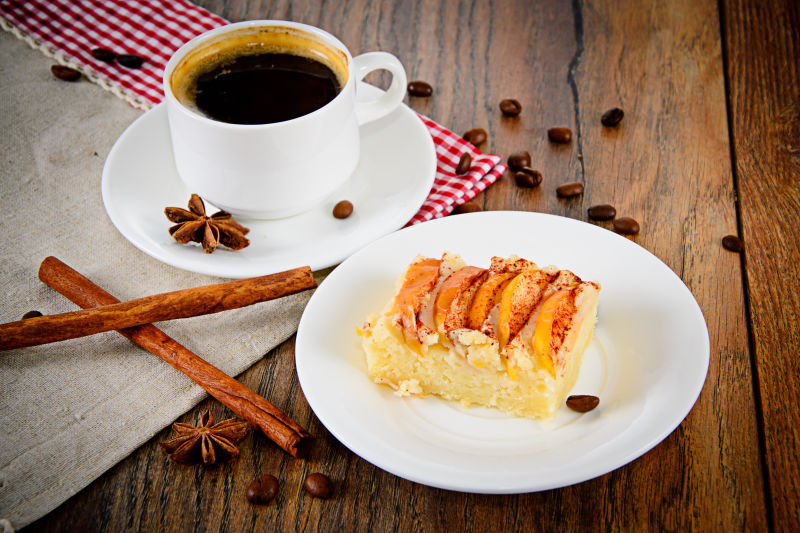 木桌子上咖啡苹果派蛋糕下午茶