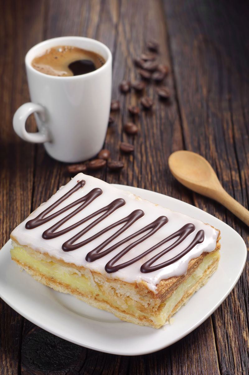 木桌上奶油蛋糕和咖啡
