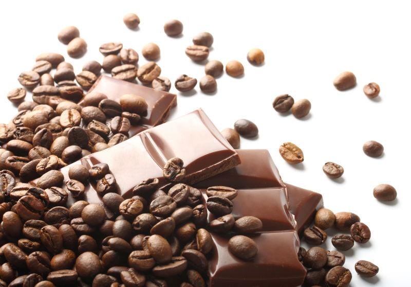 白色背景下的巧克力和咖啡豆