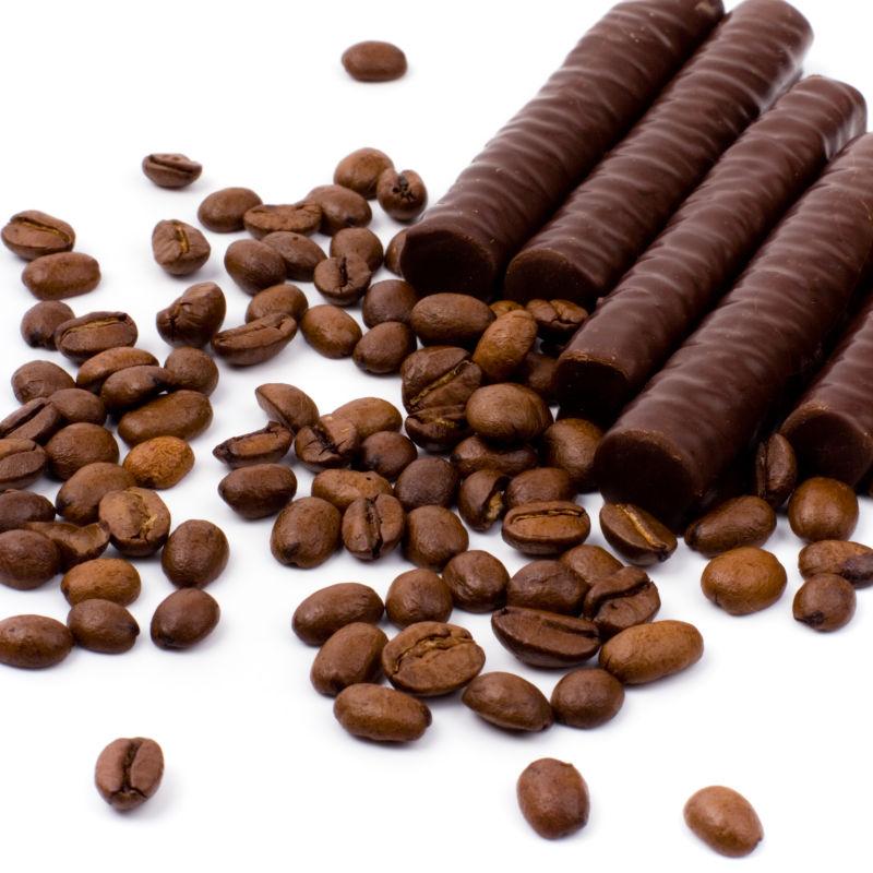 白色背景下的巧克力棒和咖啡豆