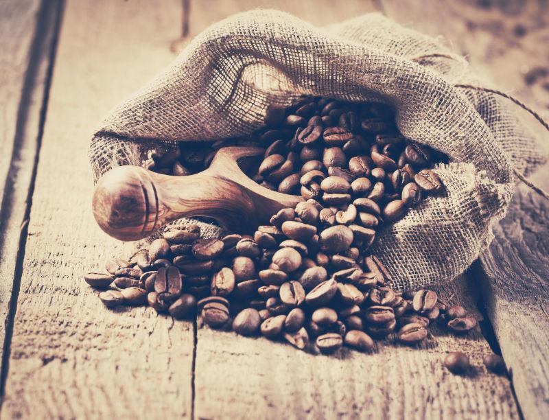 巧克力曲奇饼干和咖啡豆