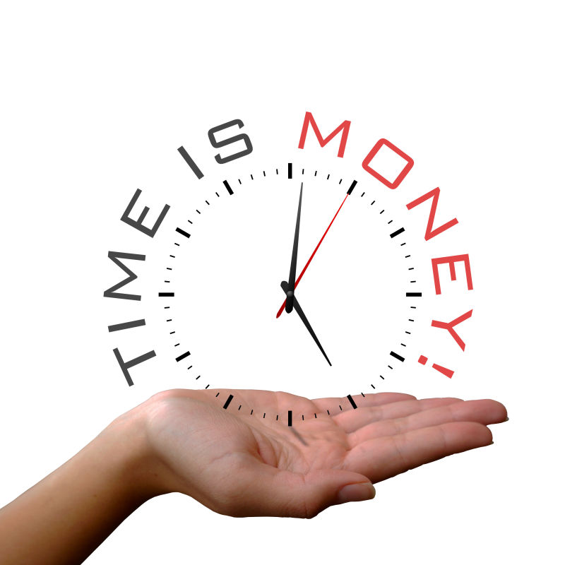 女人手上的时钟写着金钱字体