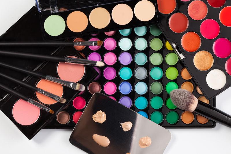 显示不同颜色的化妆品