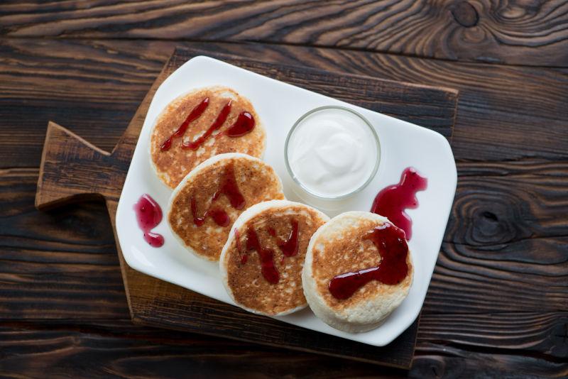 木桌上盘子中的奶油小饼