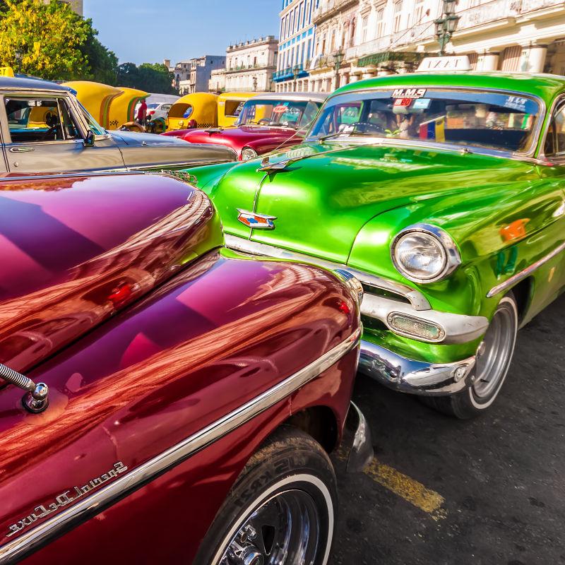 街头的复古汽车