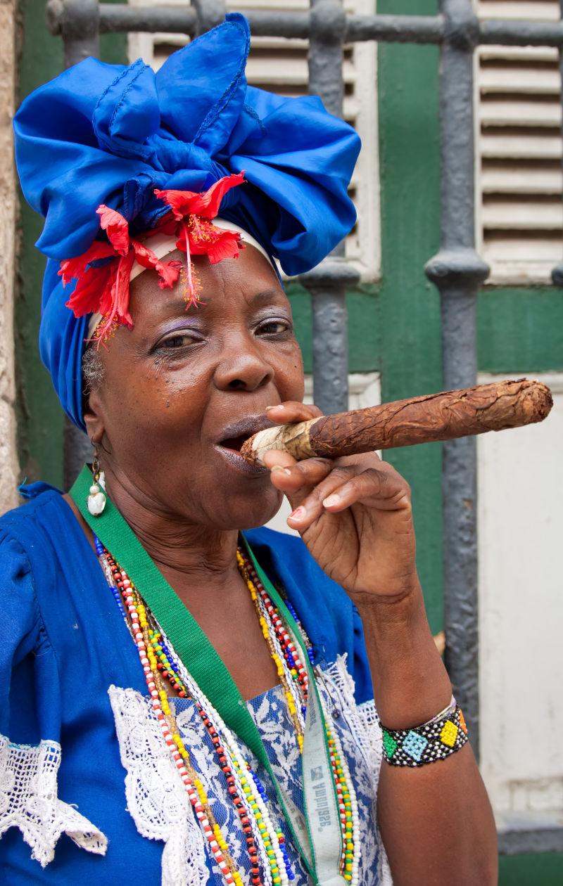 抽着雪茄的古巴女人