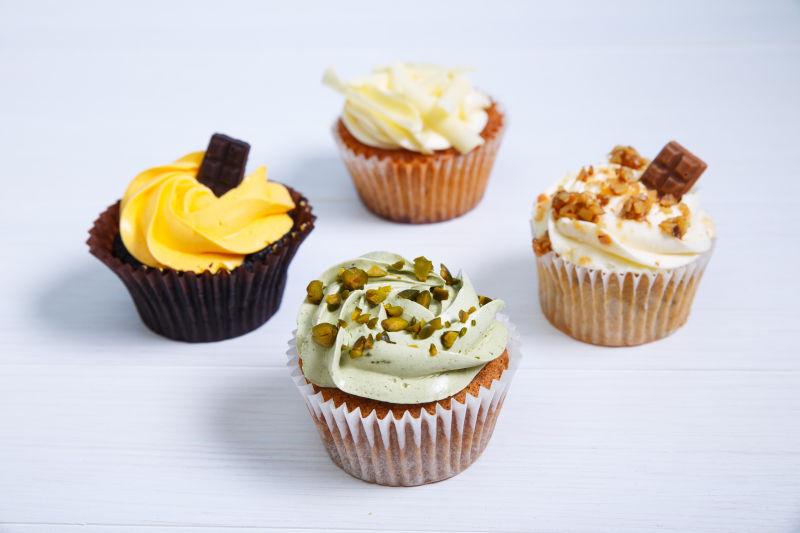 白色背景下美味的奶油蛋糕