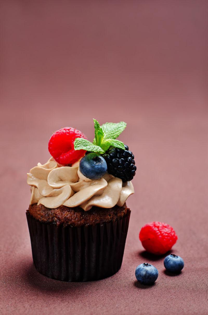 粉色背景下美味的巧克力奶油蛋糕