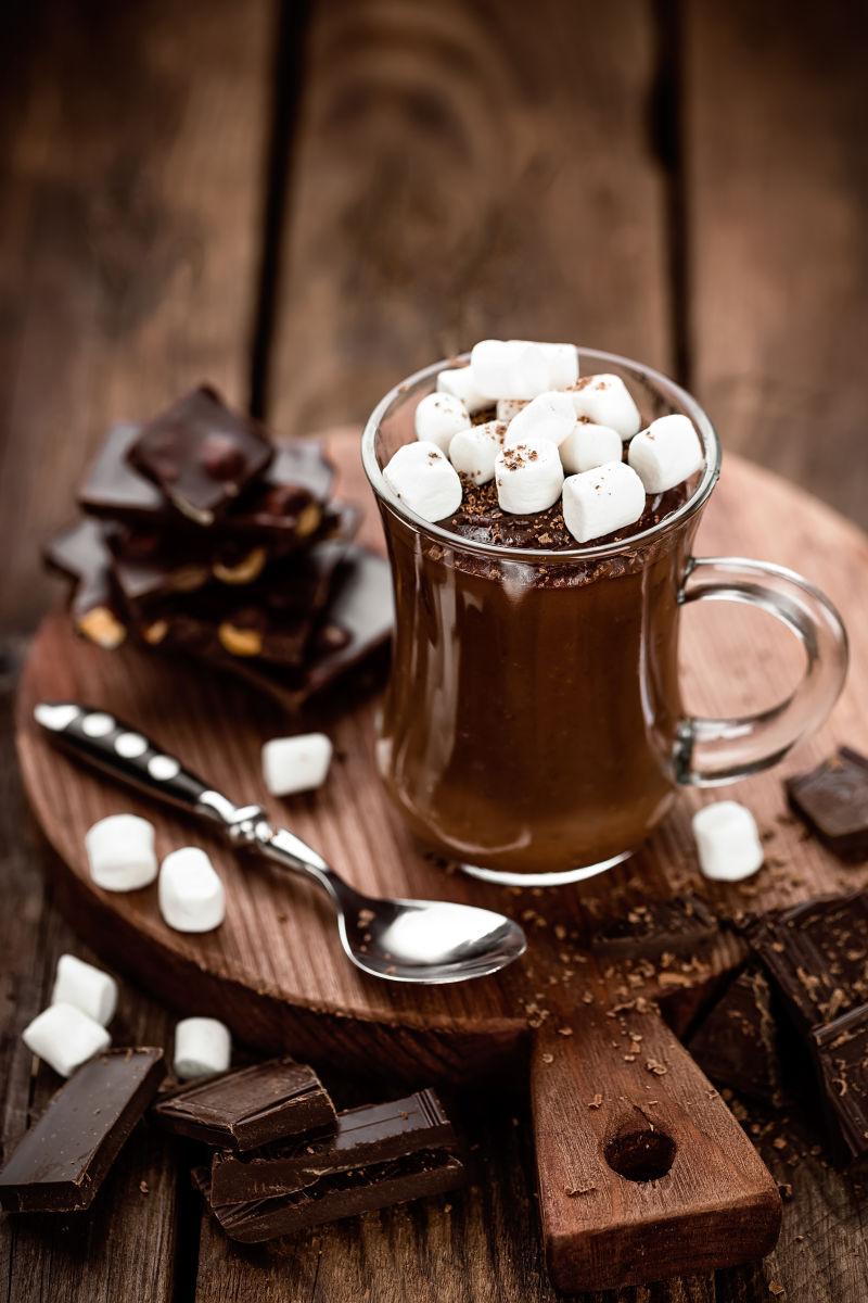 木制背景中的热巧克力甜点