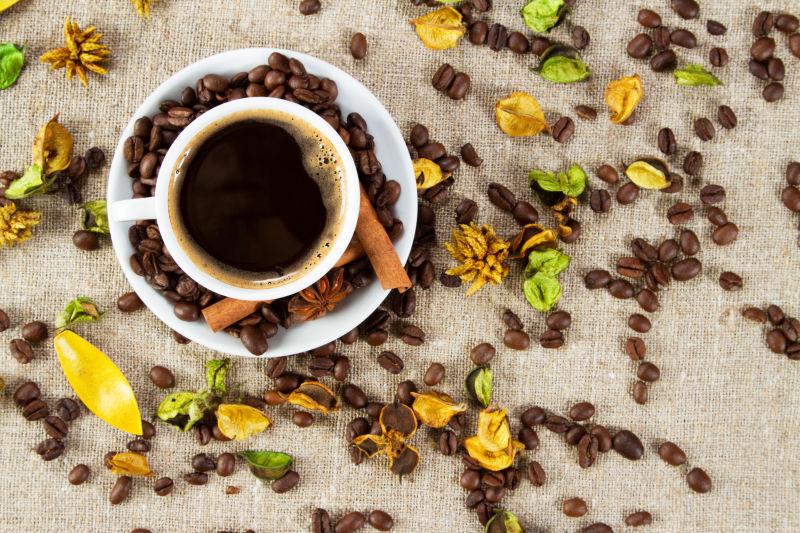 一杯咖啡与许多咖啡豆