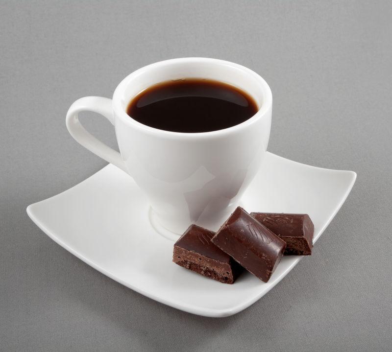 白色盘子上的黑咖啡和巧克力