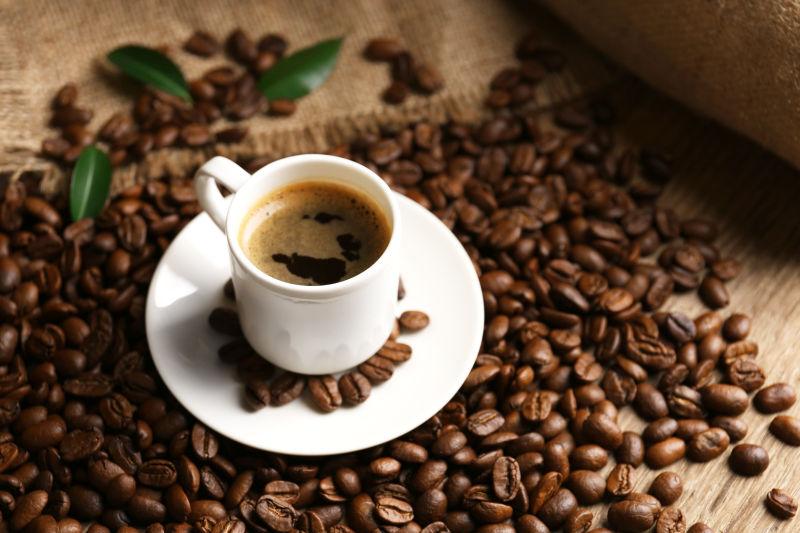 木桌上美味的咖啡和咖啡豆