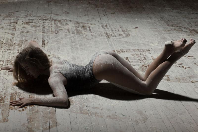 性感舞者趴在地板上