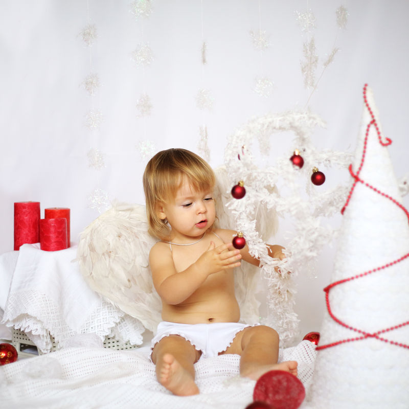 背着洁白翅膀的儿童