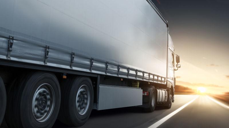 向着太阳的方向行驶的货车