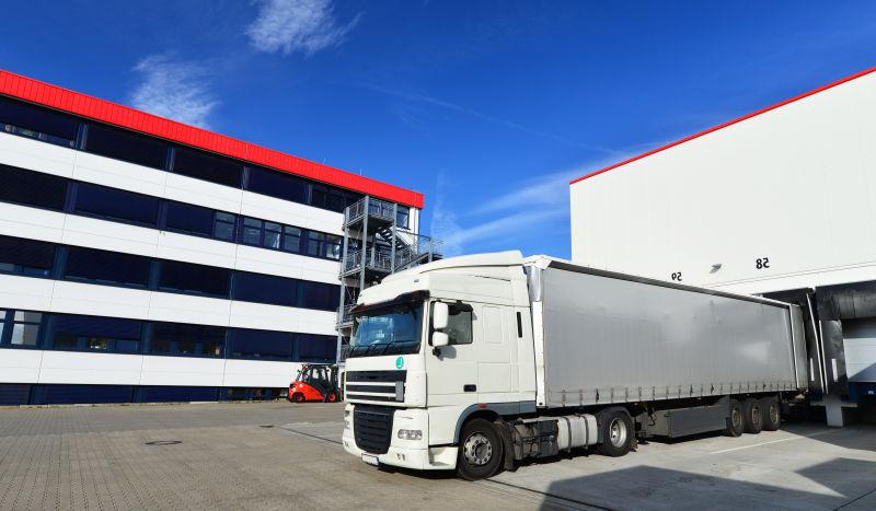 在现代仓库中的货车