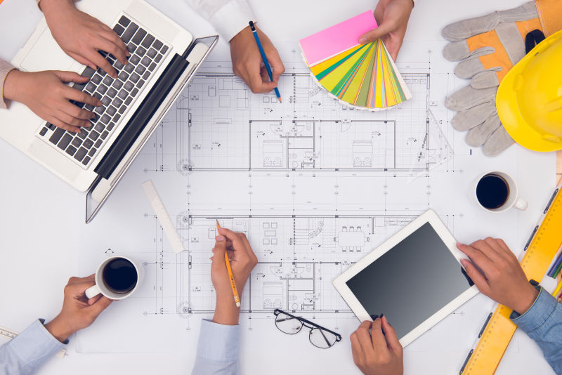 建筑师团队讨论蓝图