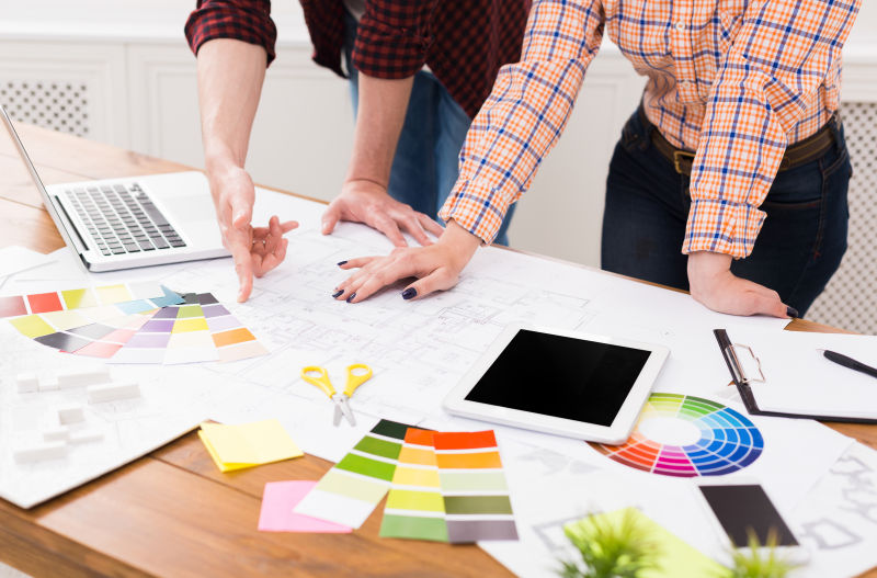 专业设计师团队在项目中讨论房屋设计