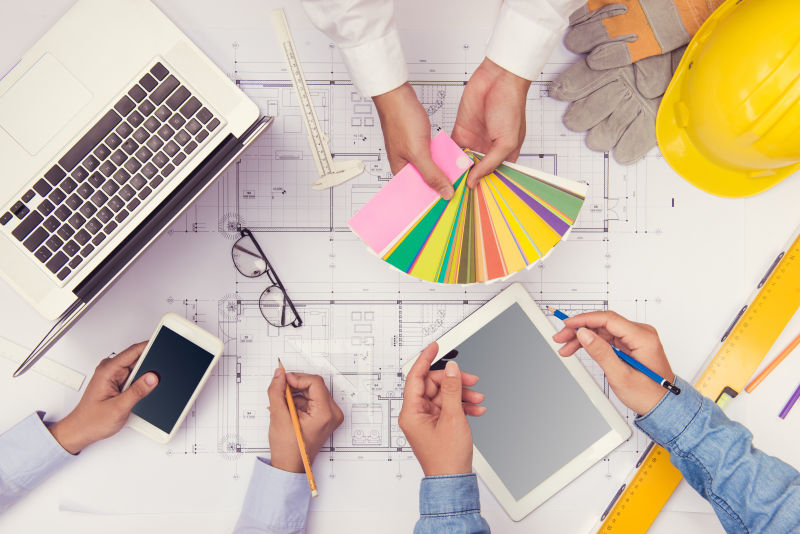 建筑师团队讨论设计