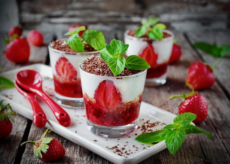 新鲜的草莓提拉米苏