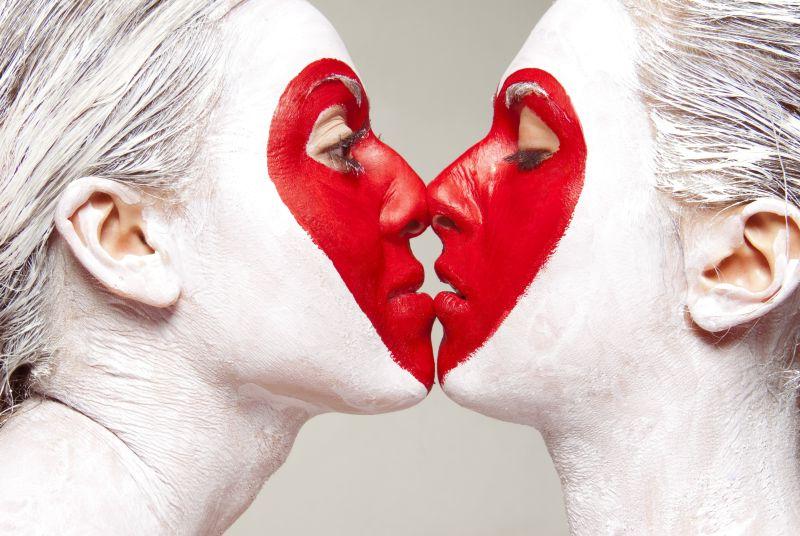 两个绘有红心图案的女孩在接吻