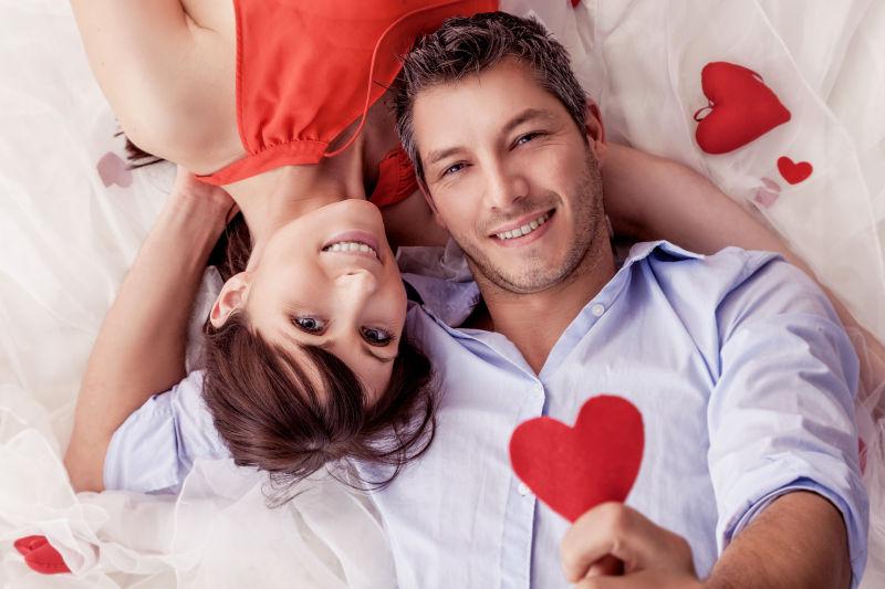 玫瑰情人躺在床上微笑