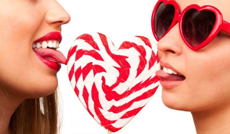 心形棒棒糖和太阳镜对年轻性感女郎的特写