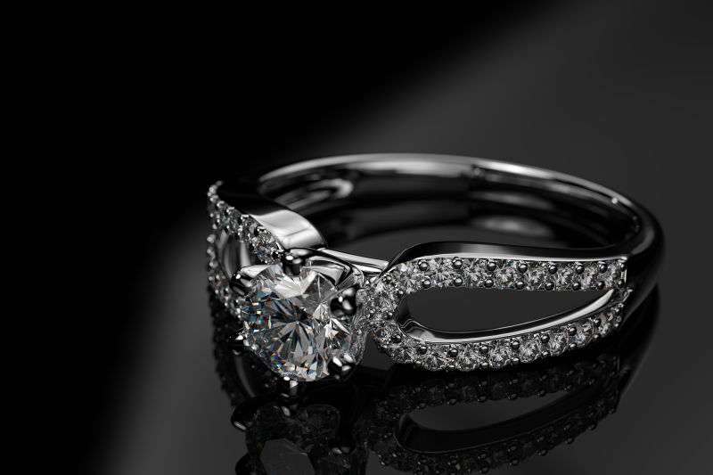 黑色背景中的美丽的钻石戒指