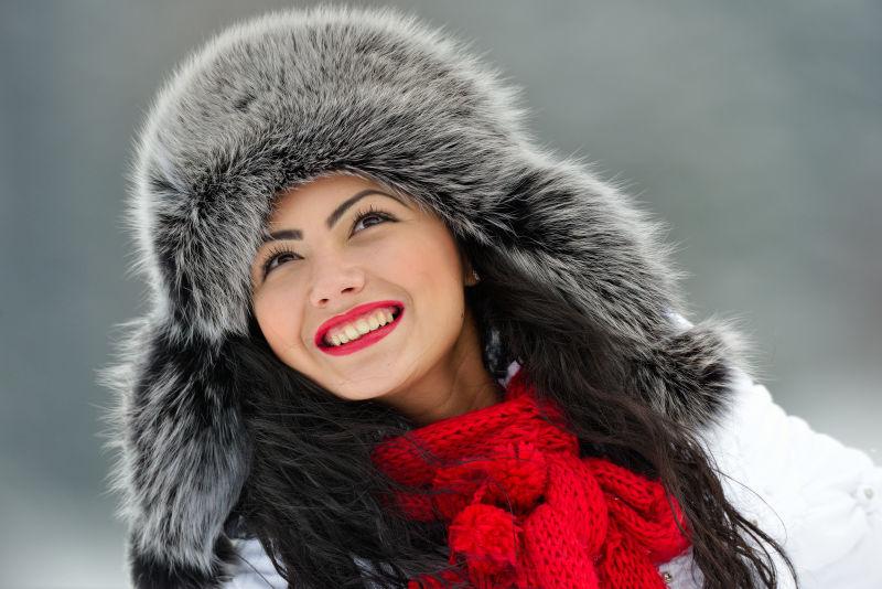 冬季戴着帽子的微笑美女