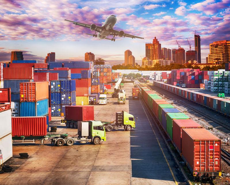 物流进出口背景下的卡车和火车