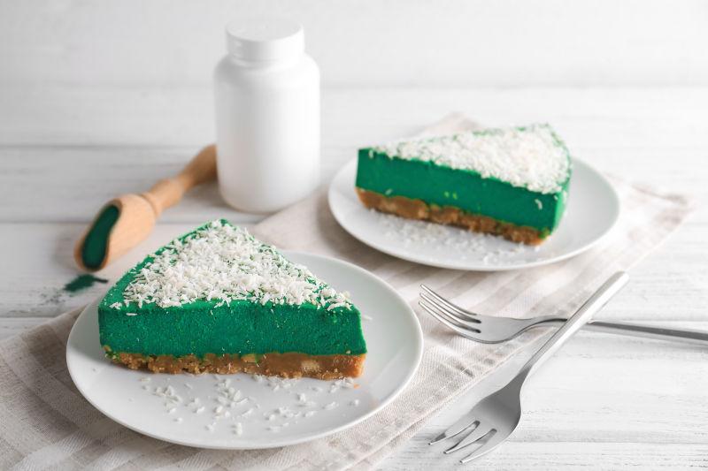 桌上盘里有美味螺旋藻芝士蛋糕