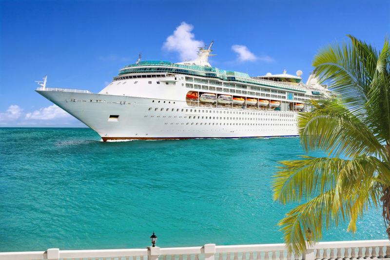 乘坐轮船去热带海岸旅游