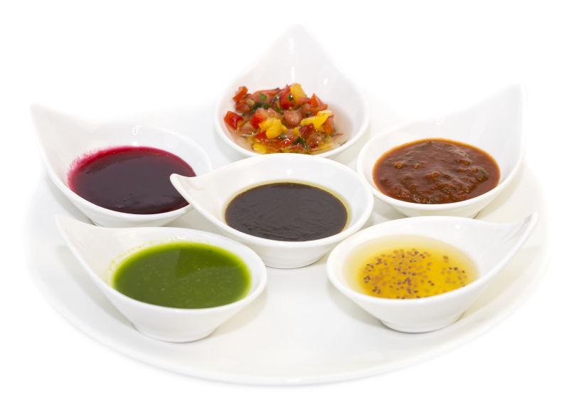 盘子里不同口味的调味品