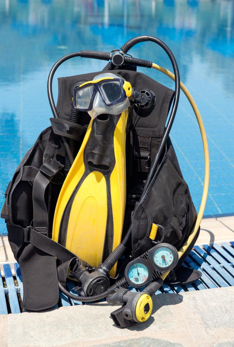 游泳池旁的一套潜水用具