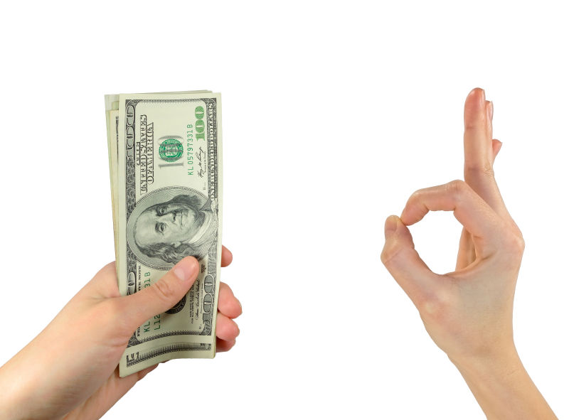 他手里拿着一大笔钱