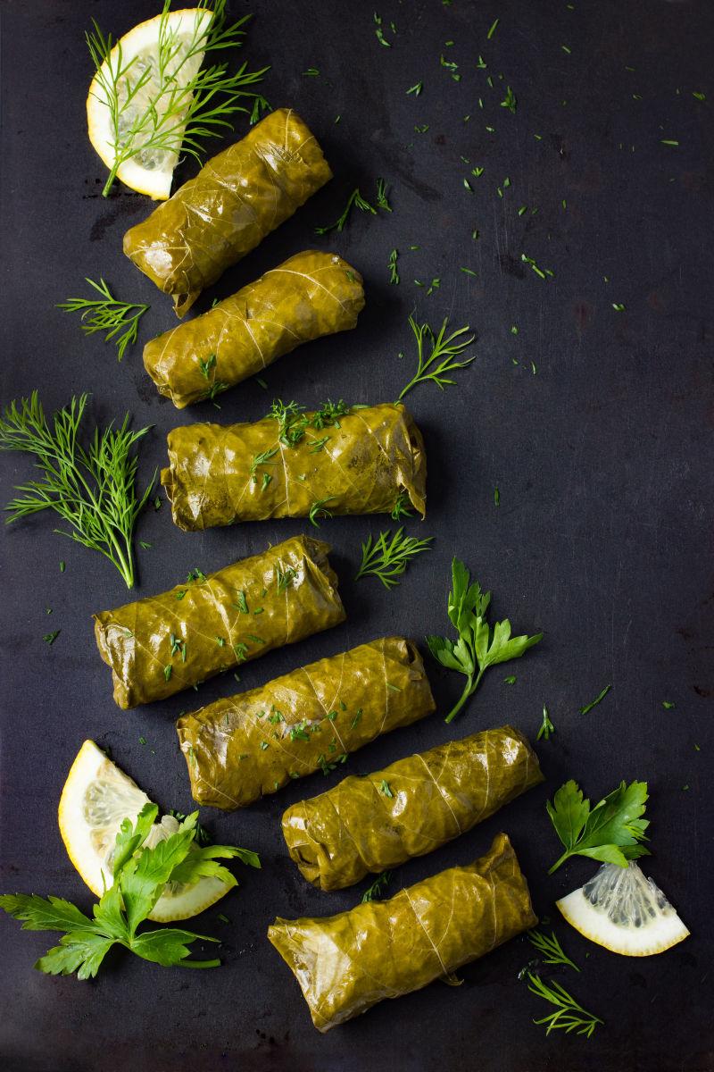 黑色桌面上的亚美尼亚美食