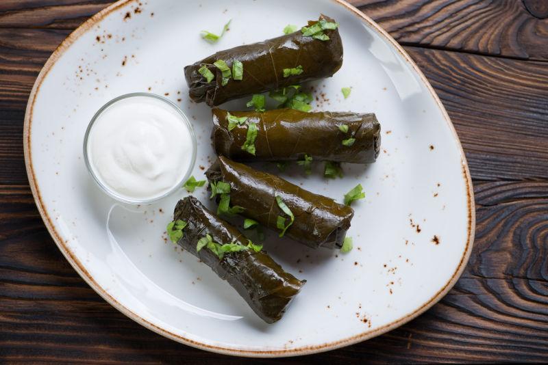 盘子里的亚美尼亚芋头