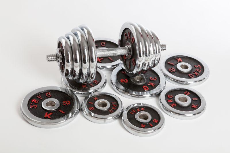 白色背景上的铬哑铃