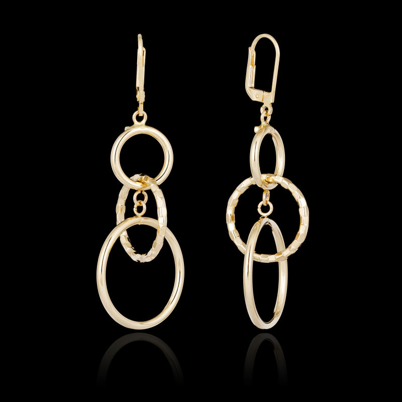 黑色背景上的个性耳坠