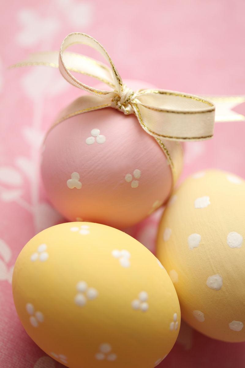 粉色和黄色的复活节彩蛋