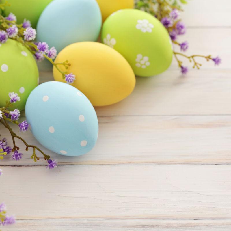 白色木板上的五颜六色复活节彩蛋