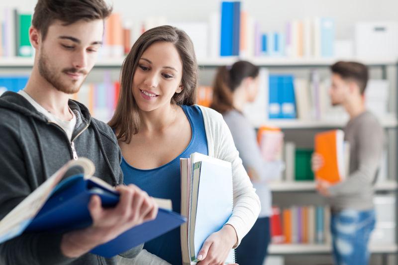 快乐的学生在学校图书馆里