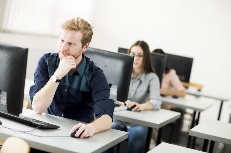 课堂教学中的青年群体