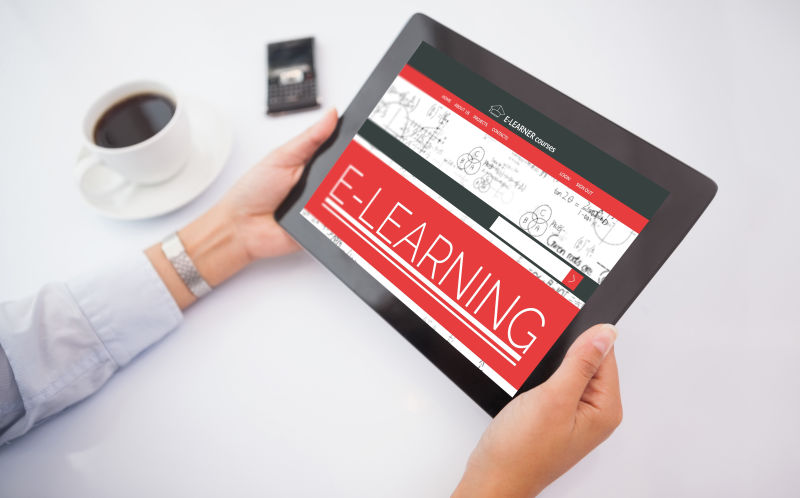 使用平板看三维复合图像的商人