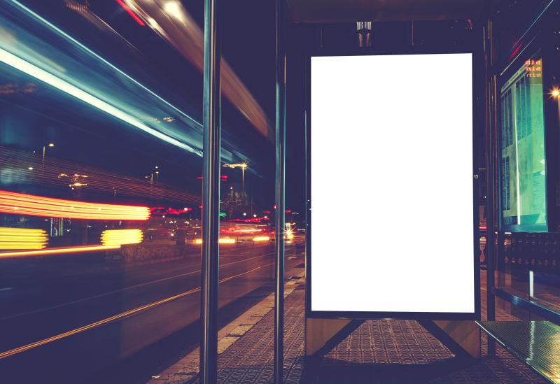 夜晚城市里的公交车站的空白广告牌